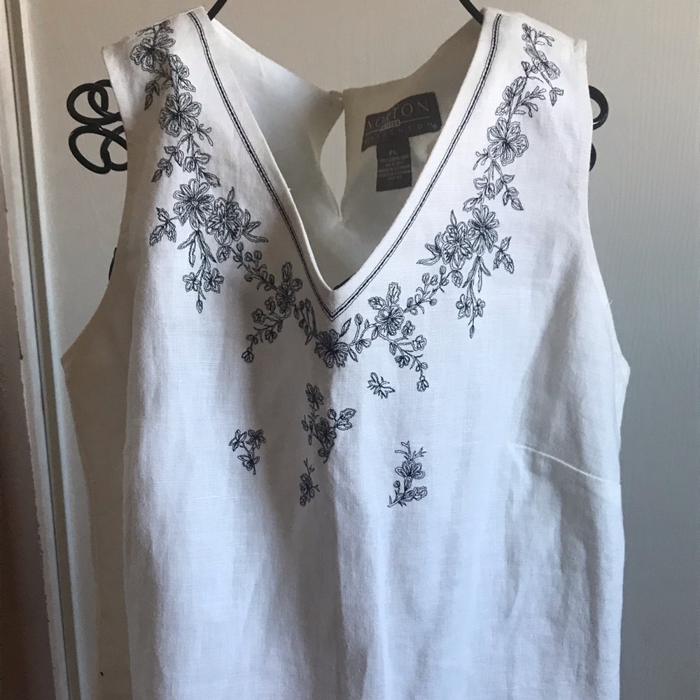 White detailed pattern blouse